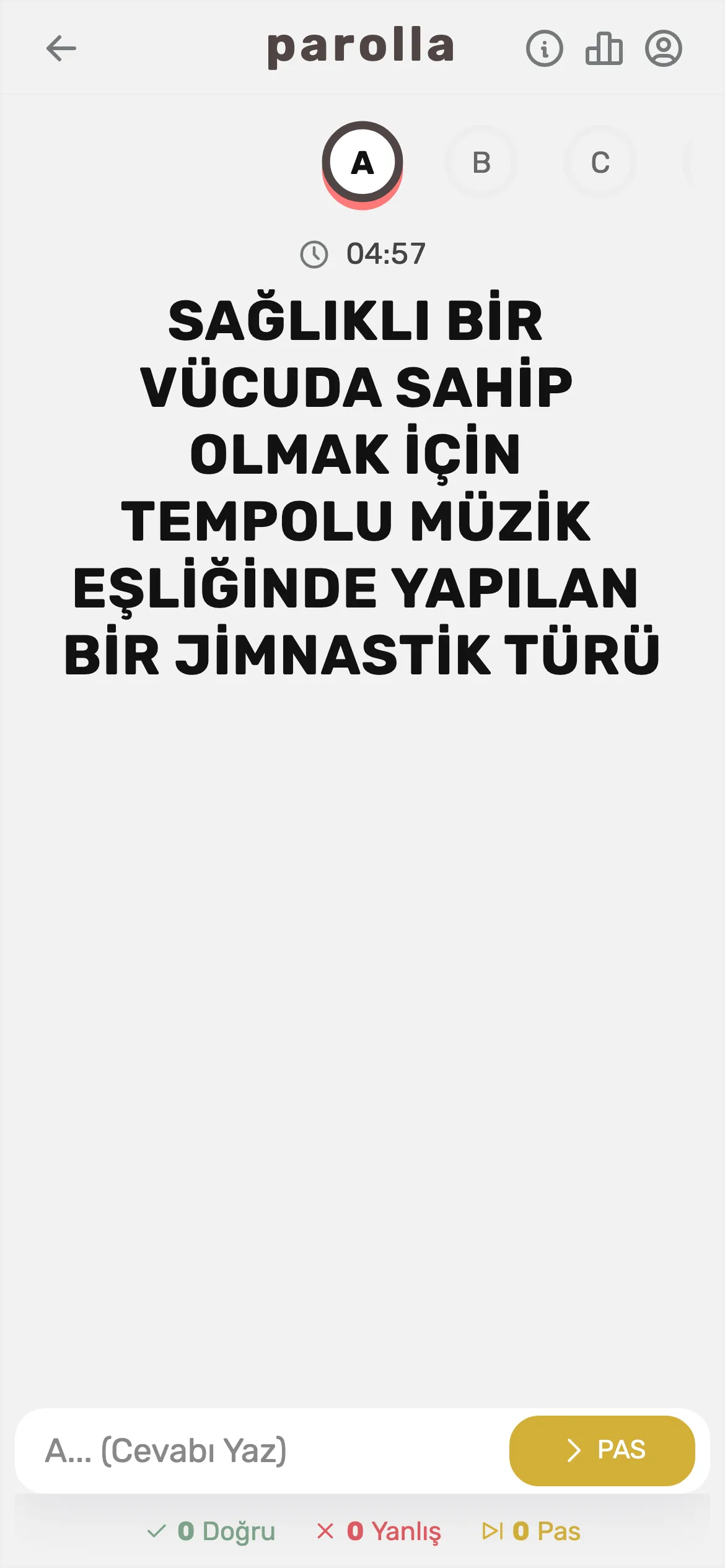 Telefonda oyun anında parolla: A harfinde harf dizisi, 04:57 sayaç, büyük harflerle soru ve PAS butonlu cevap alanı
